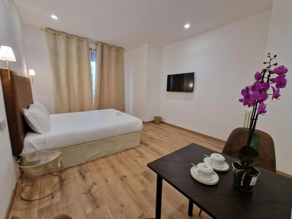 Camera Matrimoniale con Balcone — Cuma Suites