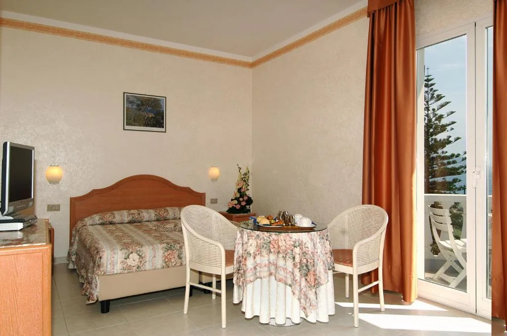 Camera Matrimoniale con Balcone e con Vista Mare Parziale — Hotel Piccolo Lido
