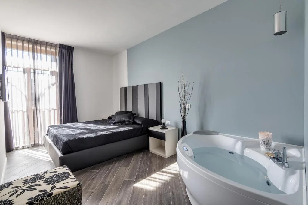 Double Room with Balcony and Whirlpool Bath — Blue Inn Luxury Suites