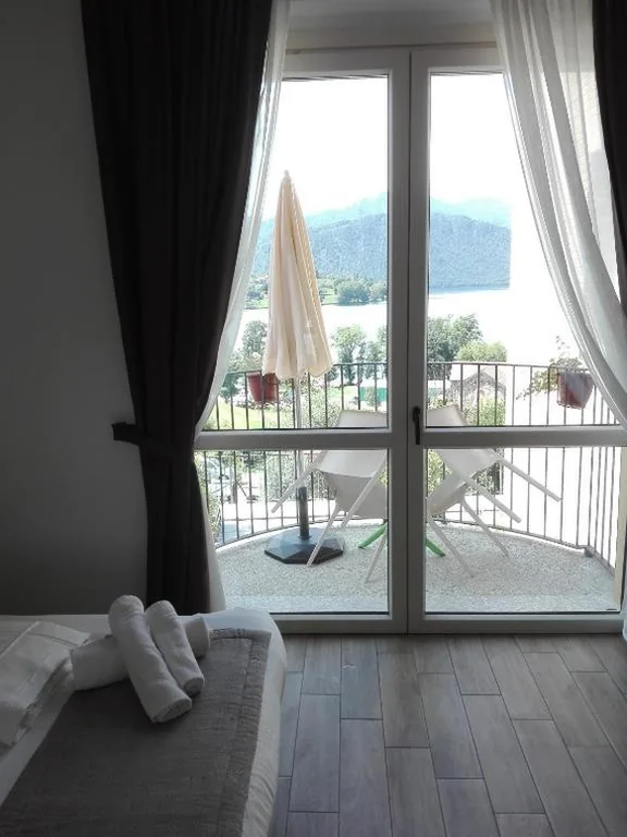 Double Room with Balcony and Lake View — Hotel Bocciolo