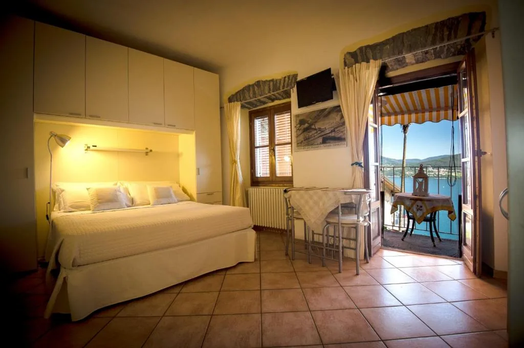 Camera Matrimoniale con Balcone e Vista Lago — Residenza Erbaluna