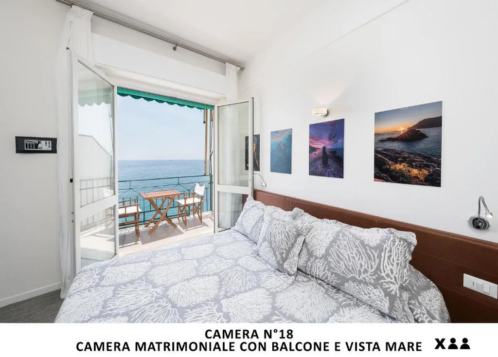 Camera Matrimoniale con Balcone e Vista Mare — Al mare Affittacamere