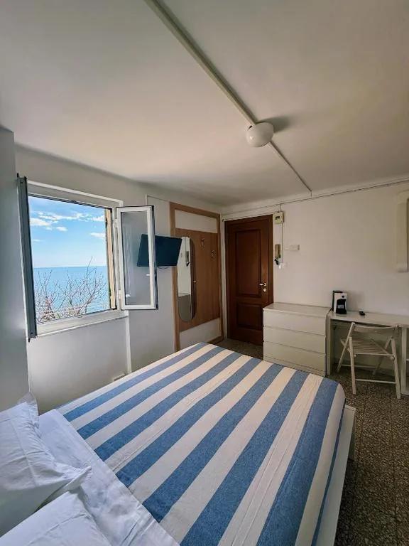 Camera Matrimoniale con Balcone e Vista Mare — Belvedere Affittacamere