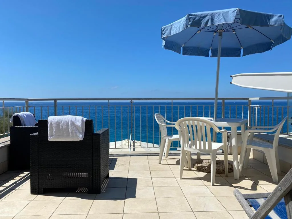 Camera Matrimoniale con Balcone e Vista Mare — Caravella