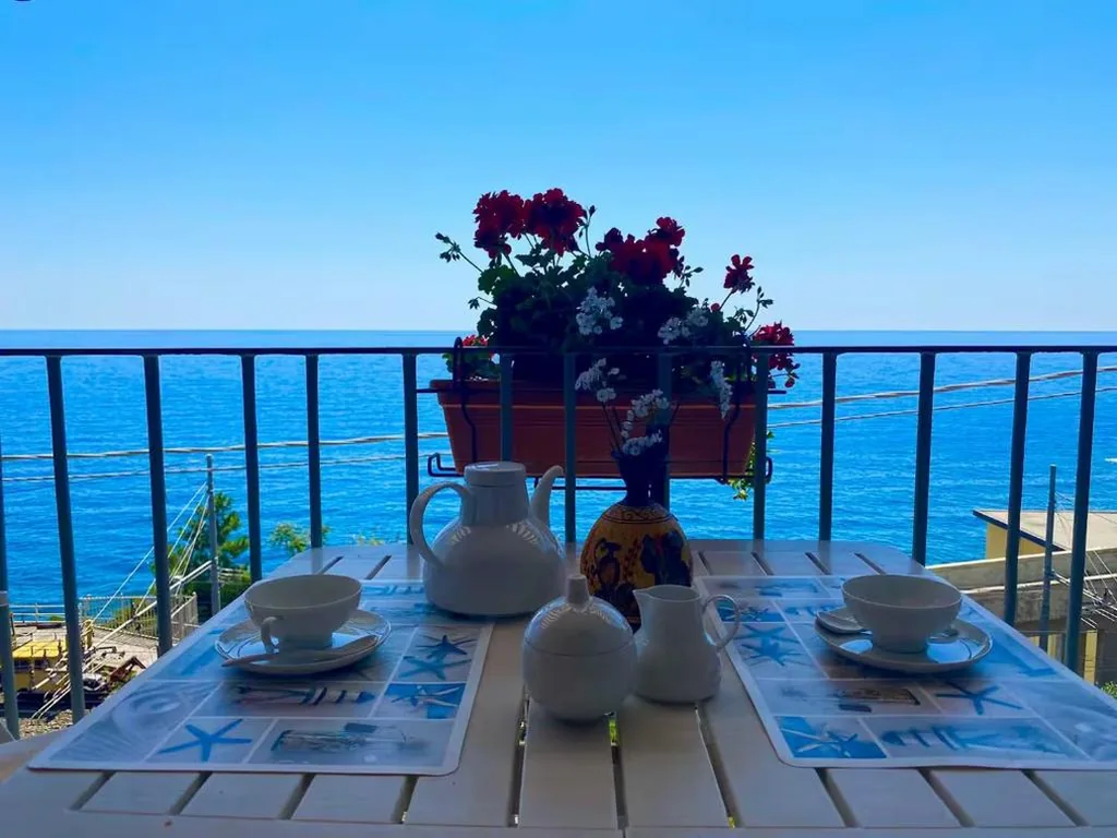 Camera Matrimoniale con Balcone e Vista Mare — Casa di Arianna alle Cinque Terre