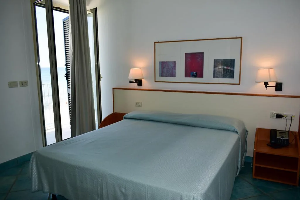 Camera Matrimoniale con Balcone e Vista Mare — Hotel Amyclae