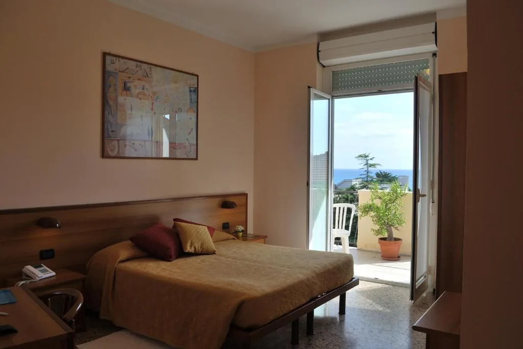 Camera Matrimoniale con Balcone e Vista Mare — Hotel Galleano