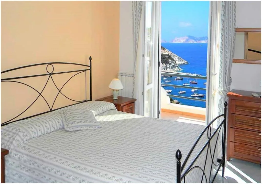 Double Room with Balcony and Sea View — Hotel Ortensia