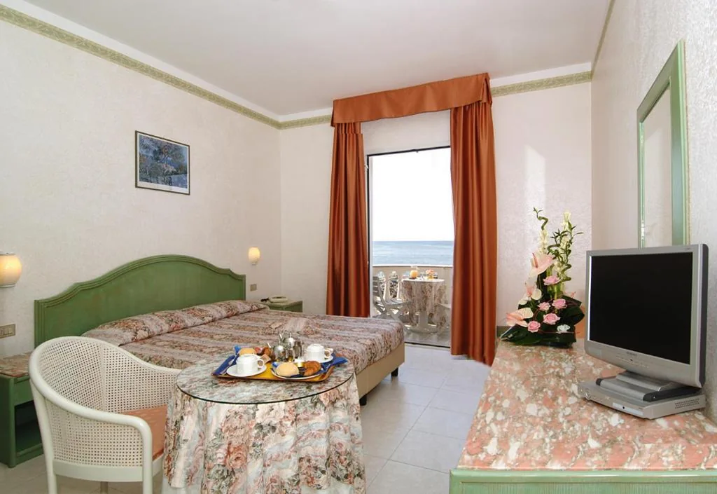 Camera Matrimoniale con Balcone e Vista Mare — Hotel Piccolo Lido