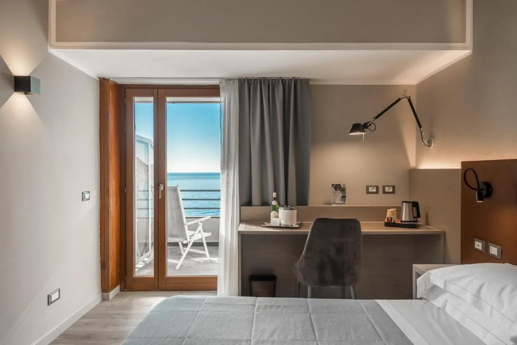 Camera Matrimoniale con Balcone e Vista Mare — Hotel Porto Roca