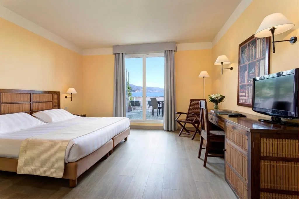 Camera Matrimoniale con Balcone e Vista Mare — Hotel Punta San Martino