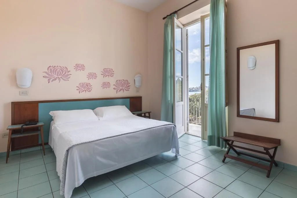 Double Room with Balcony and Sea View — Hotel Serapo