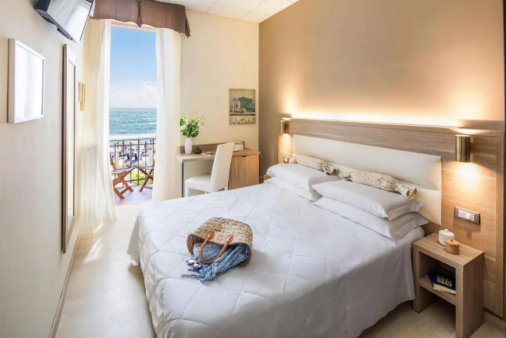 Camera Matrimoniale con Balcone e Vista Mare — Hotel Tina