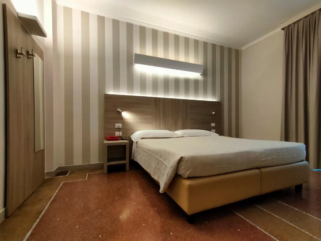 Camera Matrimoniale con Balcone e Vista Mare — Hotel Vittoria