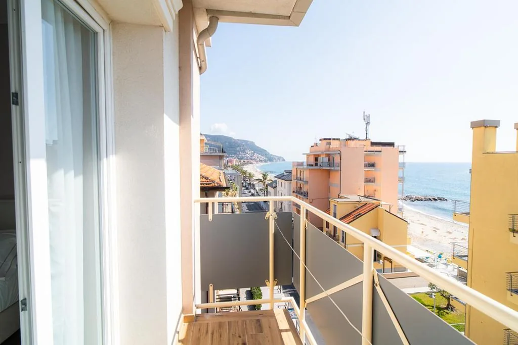Camera Matrimoniale con Balcone e Vista Mare Laterale — Hotel Continental