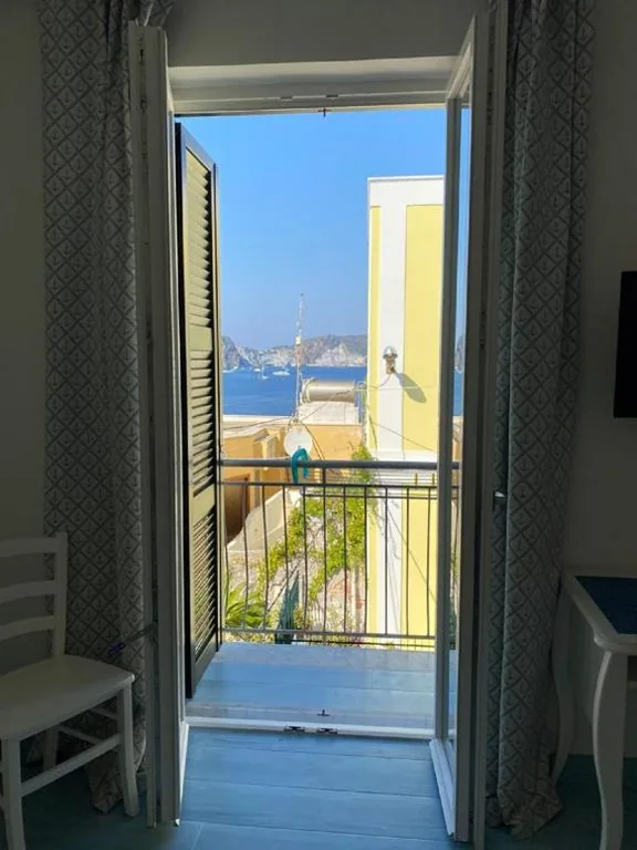 Camera Matrimoniale con Balcone e Vista Mare — Sky Ponza – Immobilevante