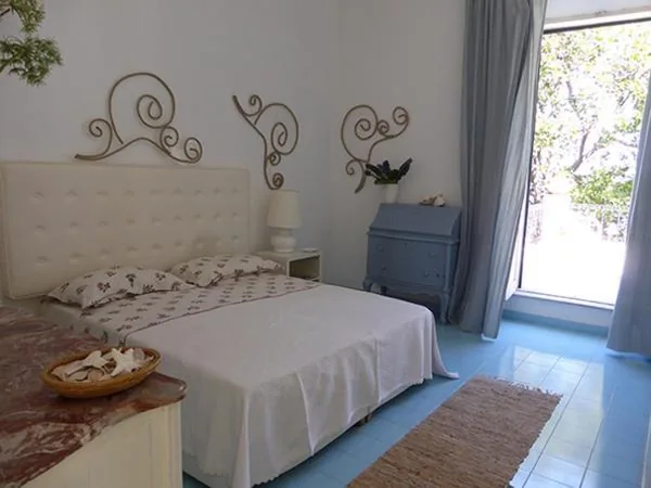 Camera Matrimoniale con Balcone e Vista Mare — Villa Argentina