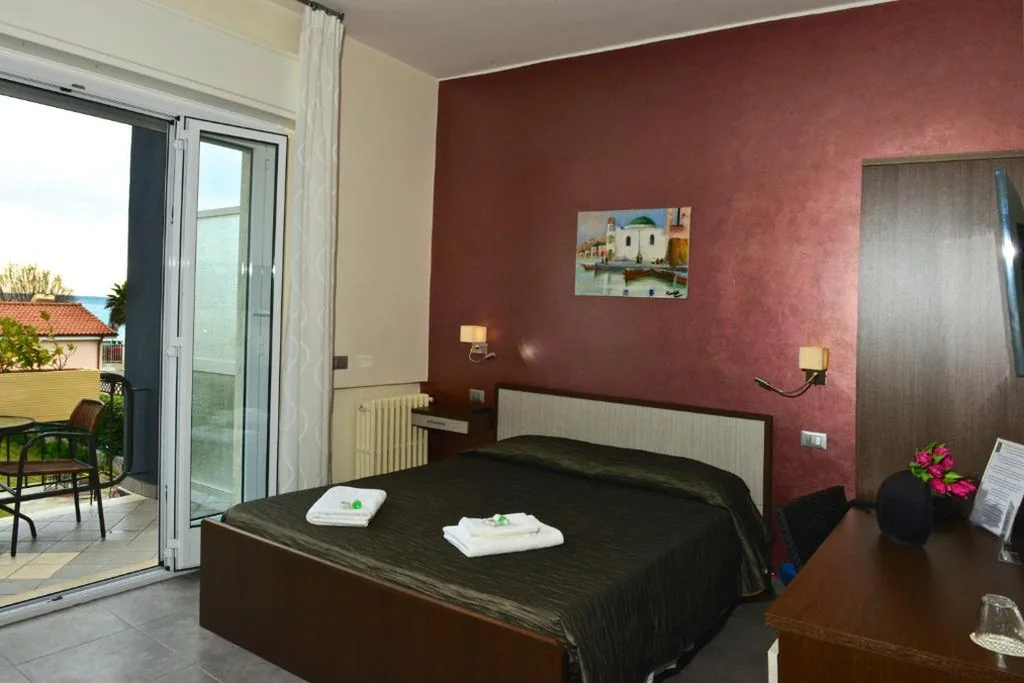 Camera Matrimoniale con Balcone e Vista Mare — Villa Le Logge