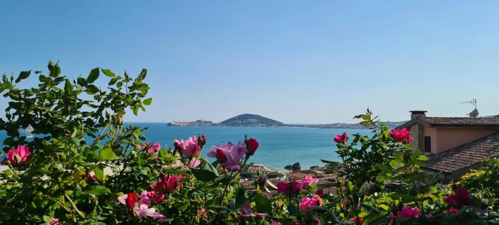 Camera Matrimoniale con Balcone e Vista Mare — Villa Olga B&B