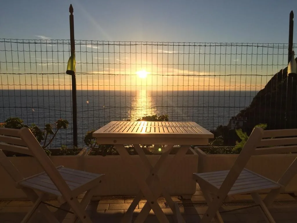 Camera Matrimoniale con Balcone e Vista Mare — Villa Pecunia