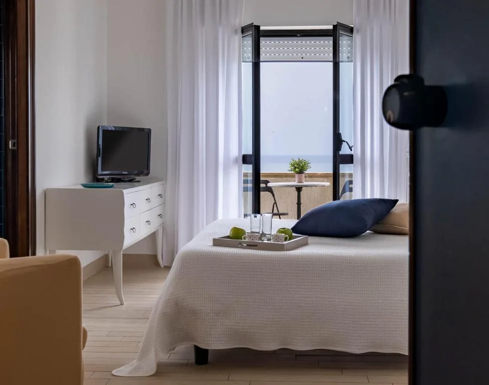 Camera Matrimoniale con Balcone e Vista Mare — Villa Penelope