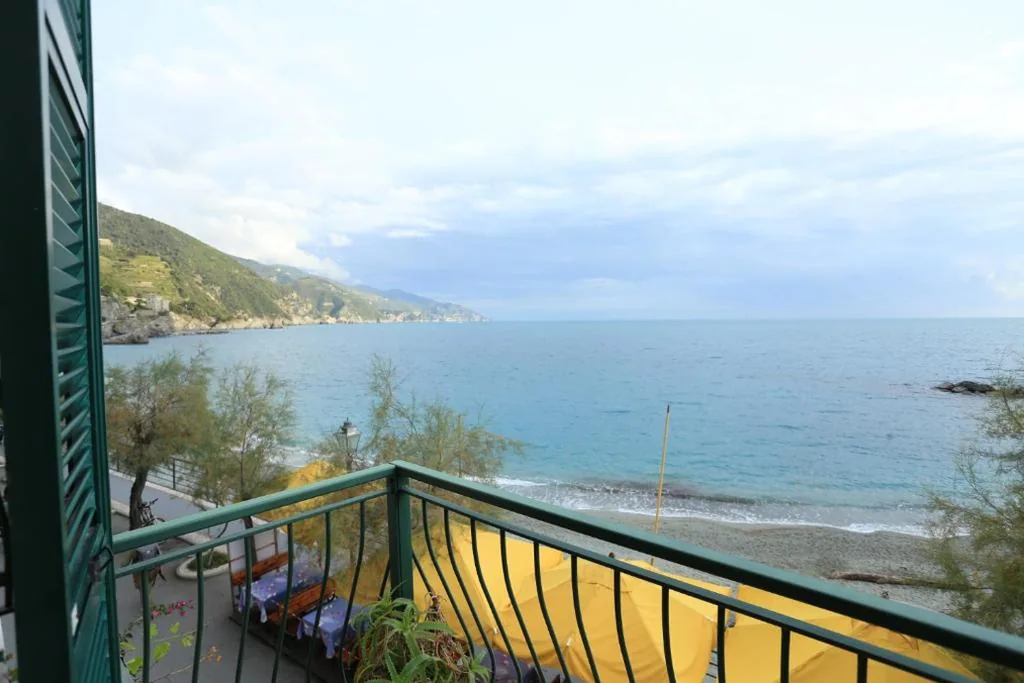 Camera Matrimoniale con Balcone e Vista Mare — Viviani Raffaella