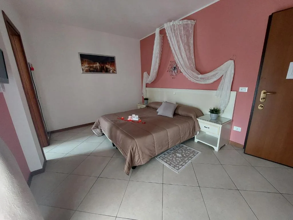 Camera Matrimoniale con Balcone — Fiumicino Inn Airport