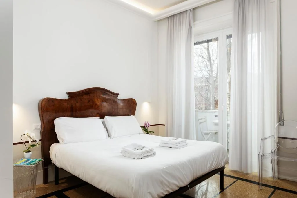 Camera Matrimoniale con Balcone — Gatsby Guest House – Zen 60
