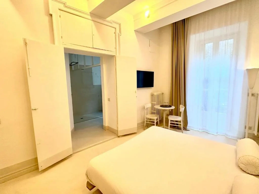 Camera Matrimoniale con Balcone — Guest House A Via dei Pellegrini