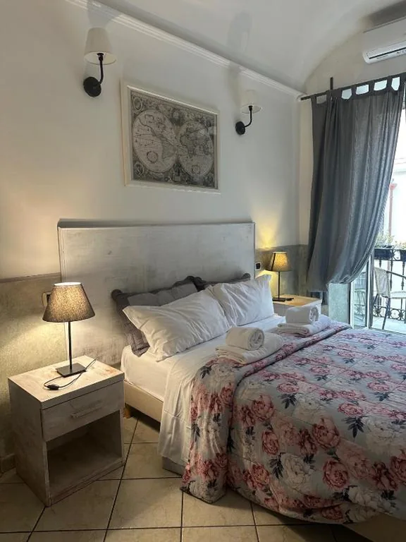 Camera Matrimoniale con Balcone — Guest House Maison Indipendenza