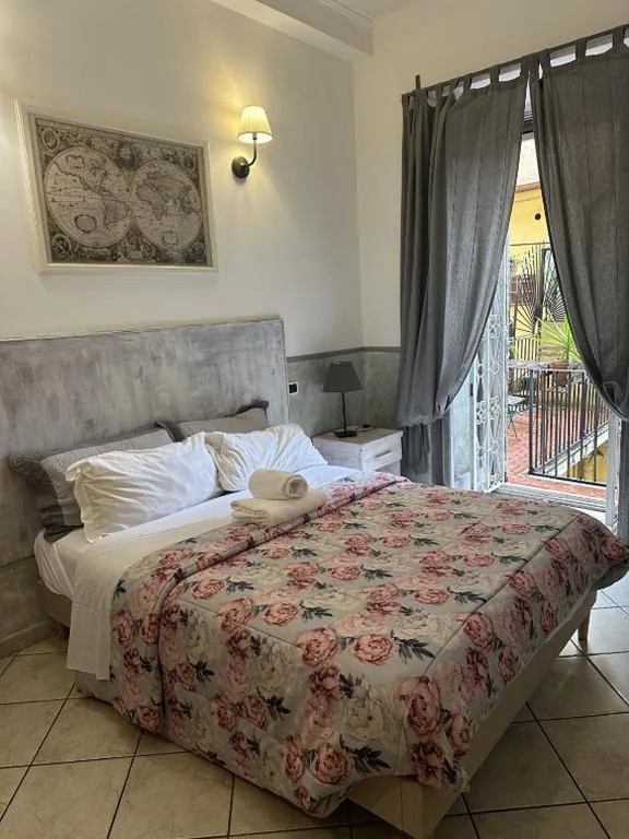 Camera Matrimoniale con Balcone — Guest House Maison Indipendenza