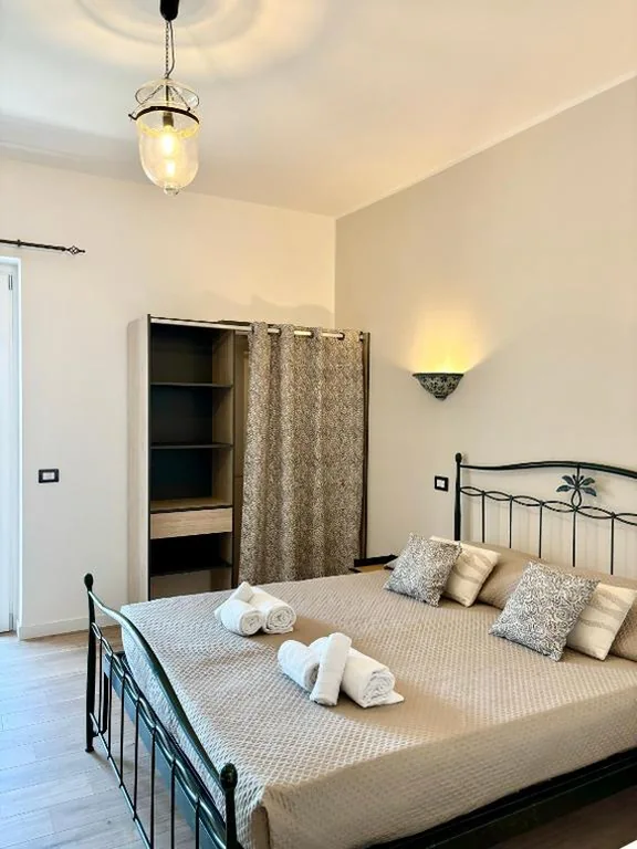 Camera Matrimoniale con Balcone — Guest House Maison Margot