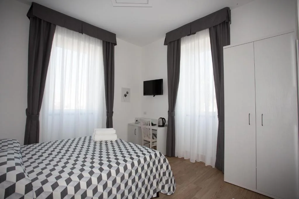 Camera Matrimoniale con Balcone — Guesthouse Porto di Roma
