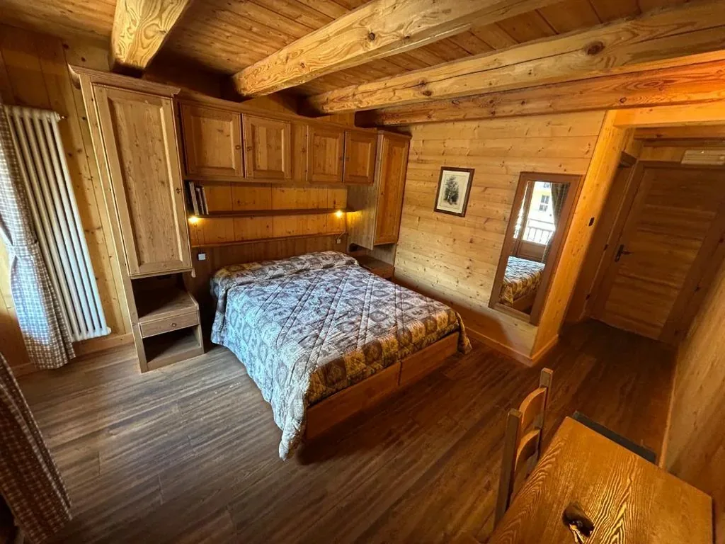 Camera Matrimoniale con Balcone — HIBOU Chambres Affittacamere Cogne
