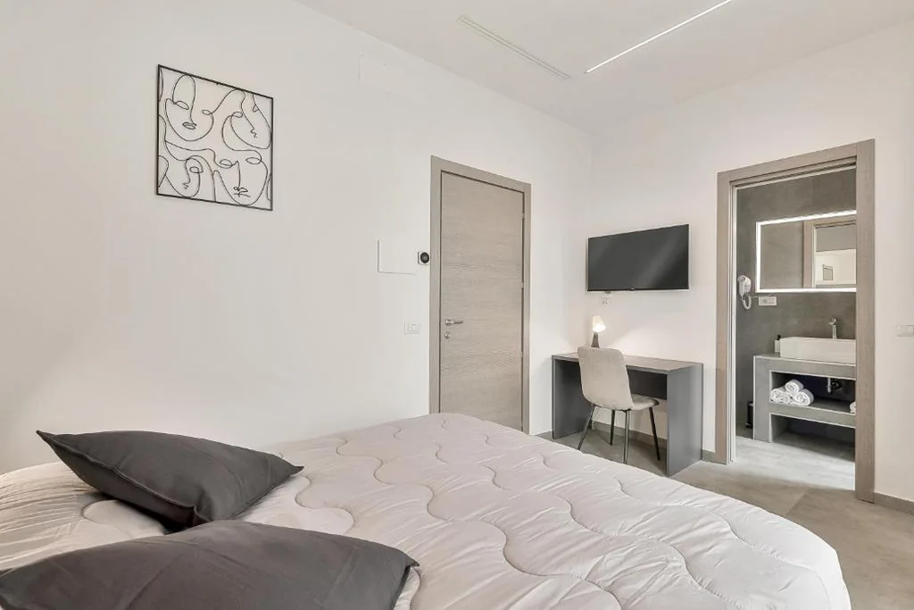 Camera Matrimoniale con Balcone — Home 501 Guest House – La Spezia
