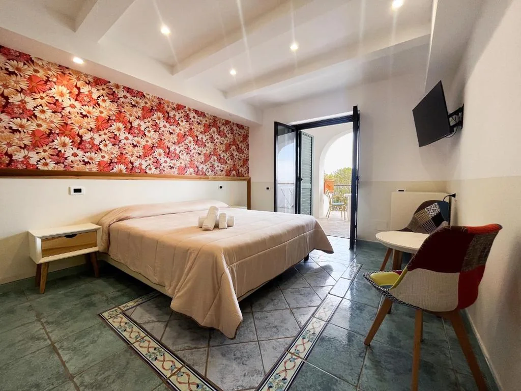 Camera Matrimoniale con Balcone — Hotel Lo Smeraldo – Oasi degli Olivi