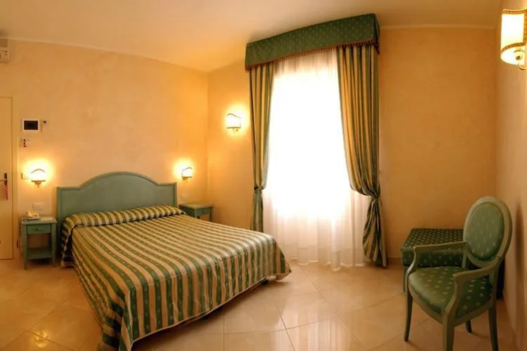 Camera Matrimoniale con Balcone — Hotel Riviera 3 Stelle con piscina estiva gratuita e garage a pagamento