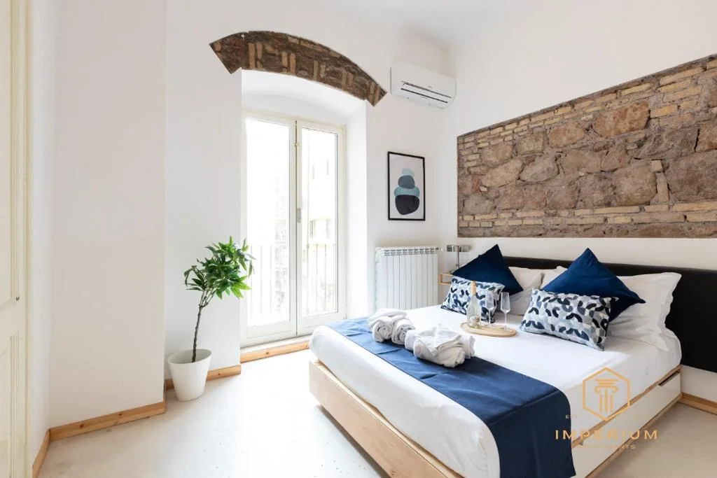Camera Matrimoniale con Balcone — Imperium Vittorio Central Guesthouse – 4 BDR, City Center, 100mt to train station, pvt bathrooms, A-C