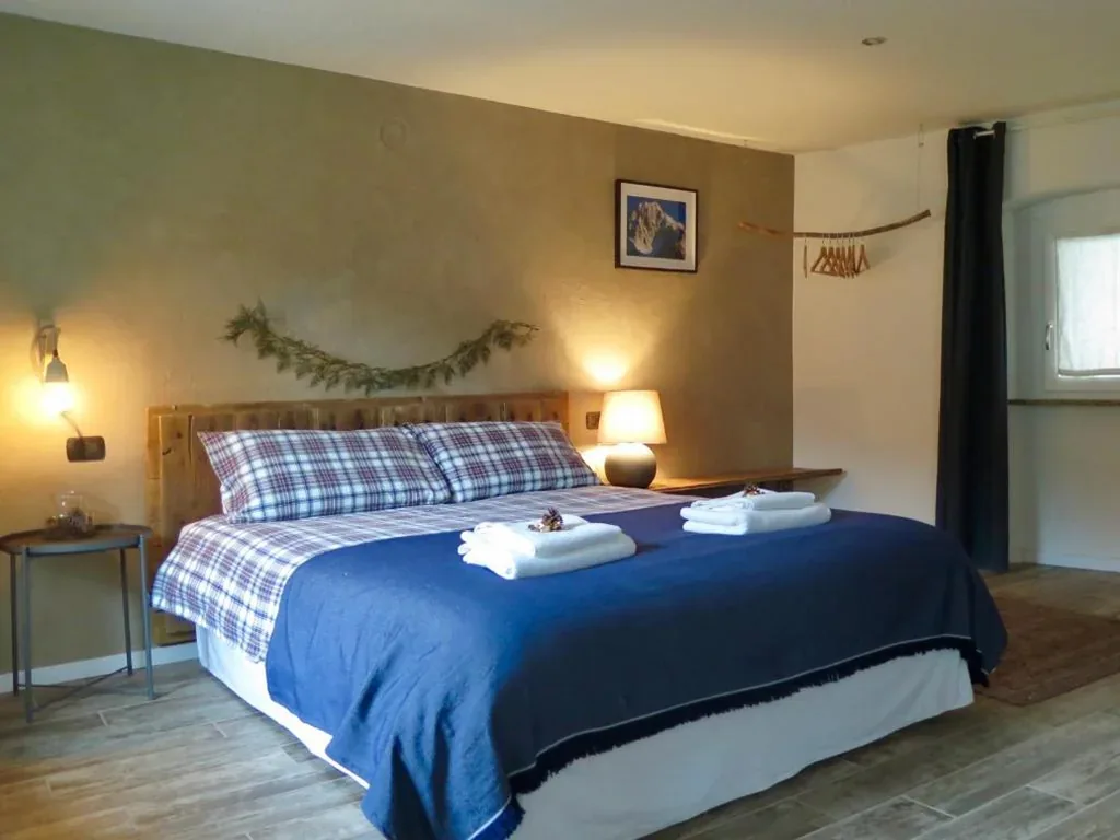 Double Room with Balcony — Maison de la montagne – Chambres & Relax
