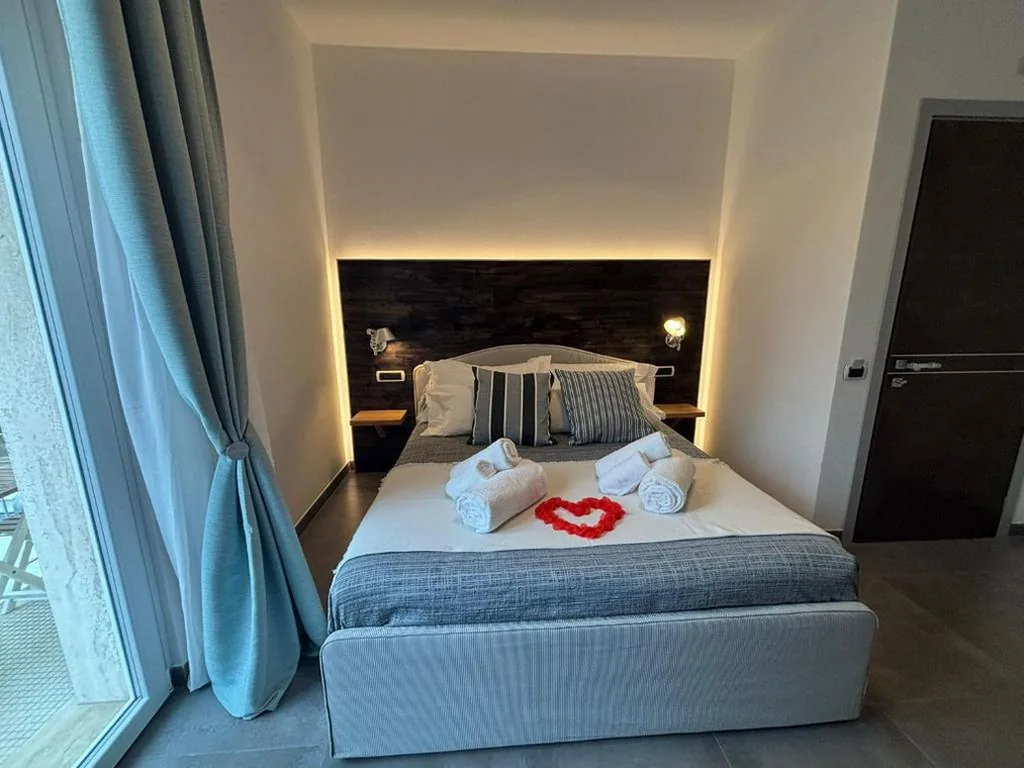 Double Room with Balcony — Metropolitan