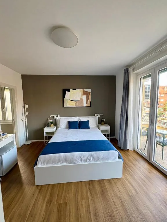 Camera Matrimoniale con Balcone — Near Vatican, Irnerio 47 Guest House