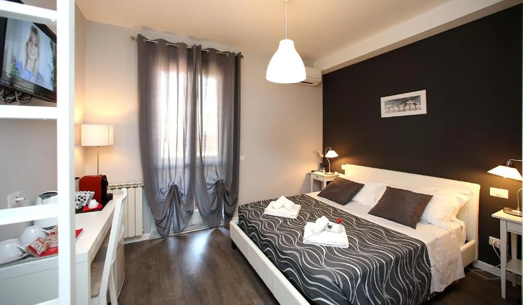 Camera Matrimoniale con Balcone Privato e Vista Città — A 2 Passi Dai Musei Luxury Guest House