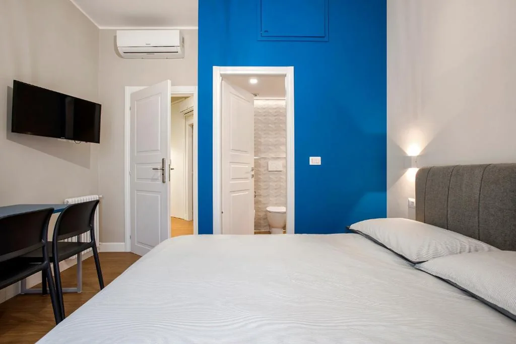 Double Room with Balcony — Raven Color
