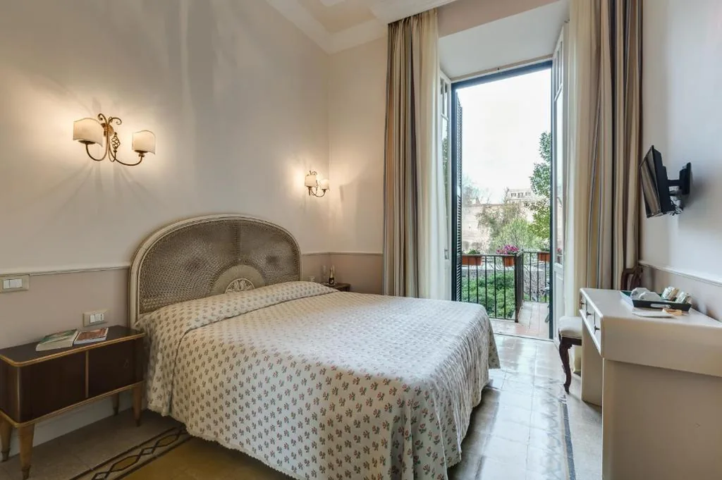 Camera Matrimoniale con Balcone — Rome Charming Suites