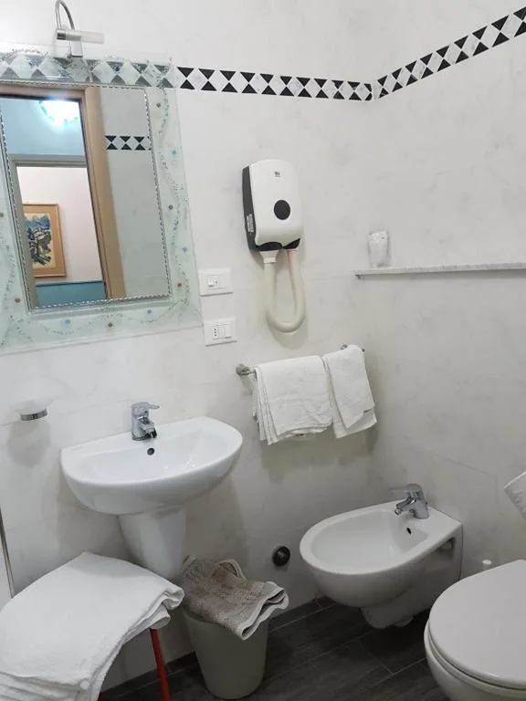 Camera Matrimoniale con Letto a Una Piazza e Mezza — Hotel Mignon 50 MT DALLA SPIAGGIA E DALL’ISOLA PEDONALE