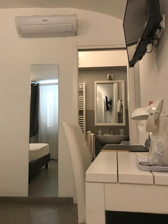 Camera Matrimoniale con Letto a una Piazza e Mezza — La Terrazza Vercelli Bed & Charme