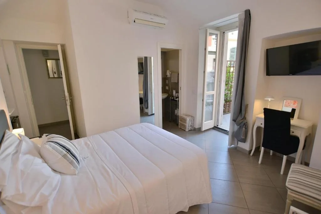 Camera Matrimoniale con Letto a Una Piazza e Mezza e Balcone — La Terrazza Vercelli Bed & Charme
