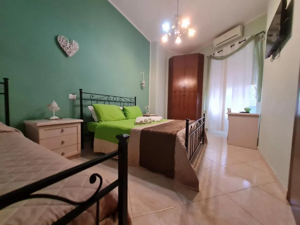 Camera Matrimoniale con Letto Supplementare — B&B La Casa di Gabry