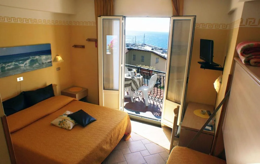 Camera Matrimoniale con Letto Supplementare e Vista Mare — Albergo La Pineta