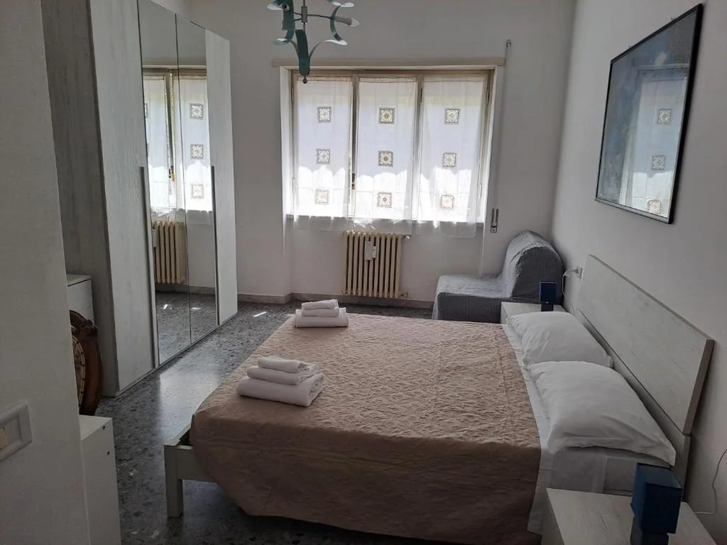 Camera Matrimoniale con Letto Supplementare — Gold Sunshine srls Guest House o Affittacamere